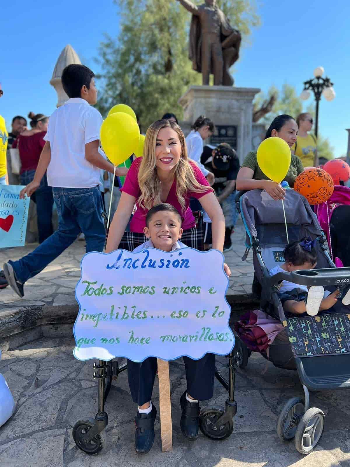 Celebra CAM 18 desfile