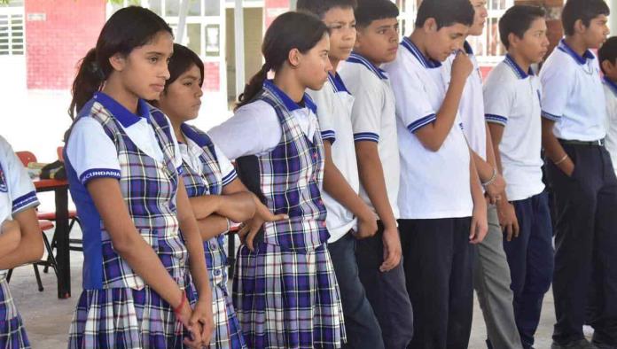 Entrega Hugo dos minisplit a telesecundaria
