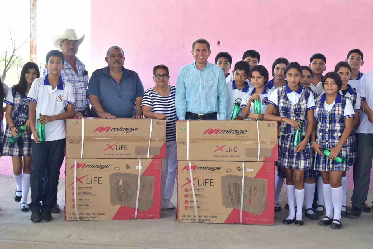 Entrega Hugo dos minisplit a telesecundaria