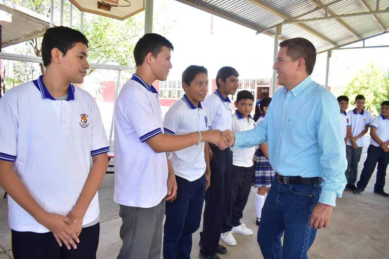Entrega Hugo dos minisplit a telesecundaria