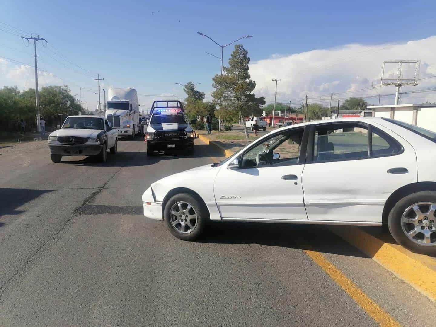 ¡Colisionan tres vehículos! Uno de ellos terminó volcado