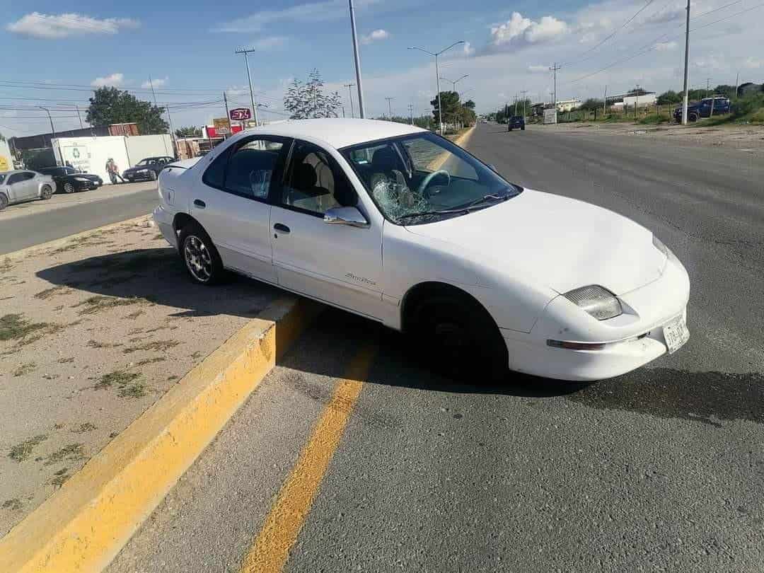 ¡Colisionan tres vehículos! Uno de ellos terminó volcado