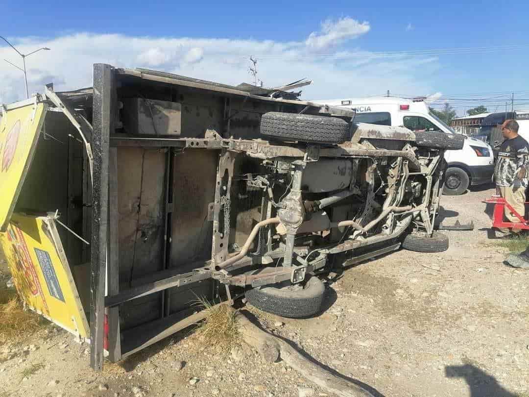 ¡Colisionan tres vehículos! Uno de ellos terminó volcado