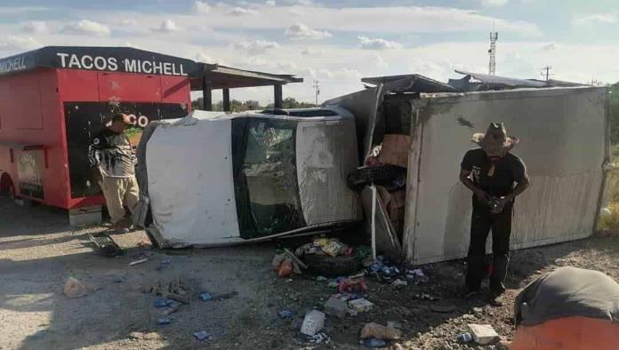 ¡Colisionan tres vehículos! Uno de ellos terminó volcado