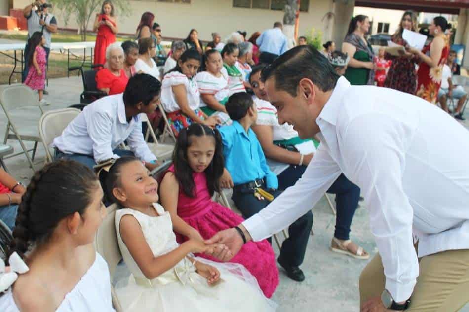 Coronan a los reyes de la discapacidad del municipio de Allende