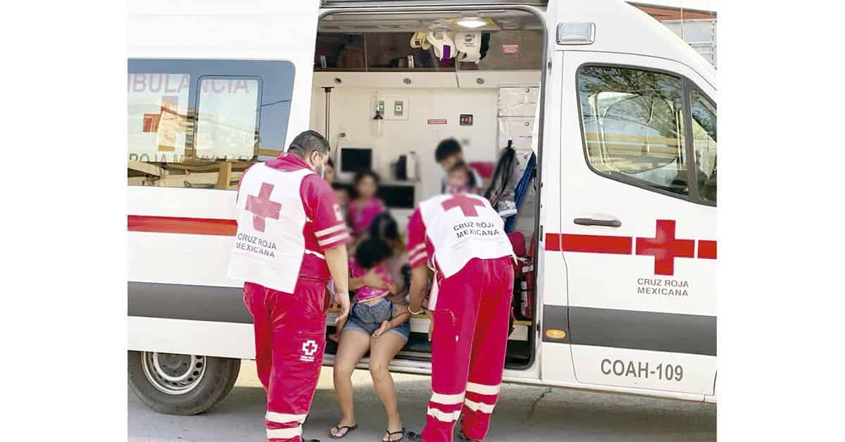 Lesiona a menores en fuerte choque