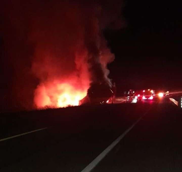 Muere calcinado; volcó su camión