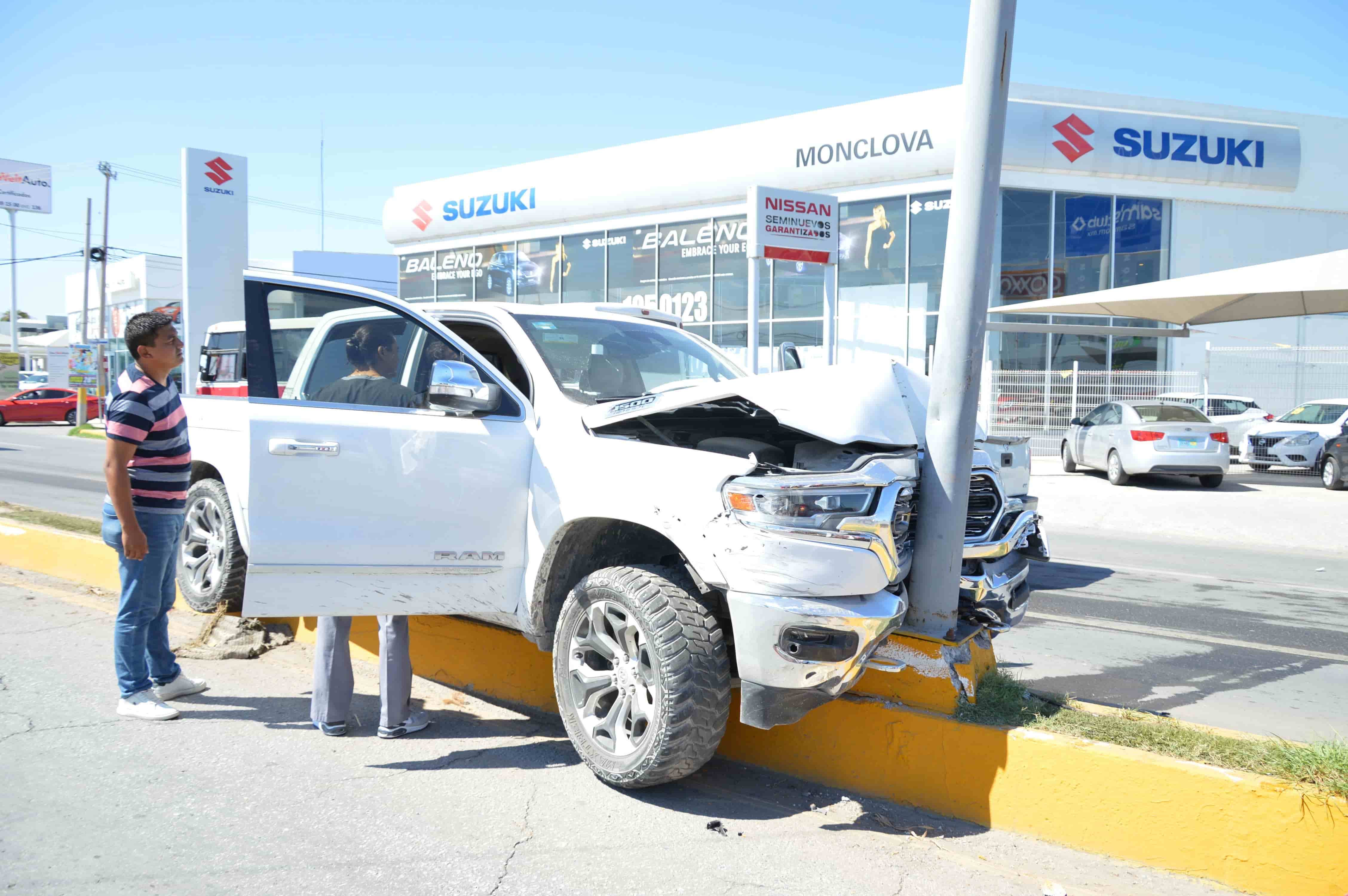 Deja en pérdida total camioneta prestada