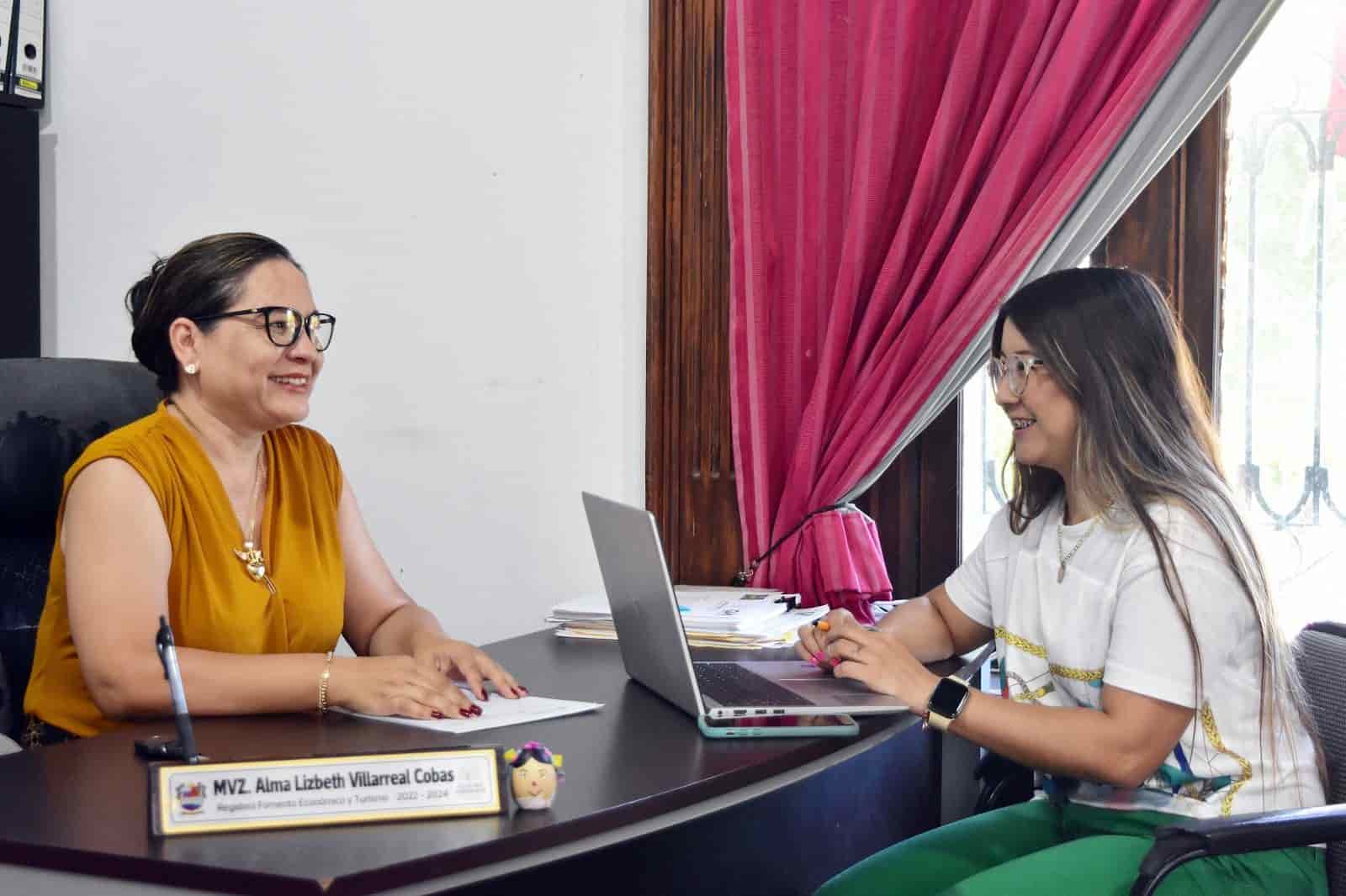 Jóvenes invitan a expo-mercado