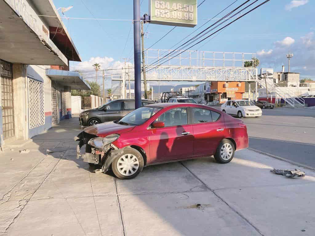 Lesiona a menores en fuerte choque