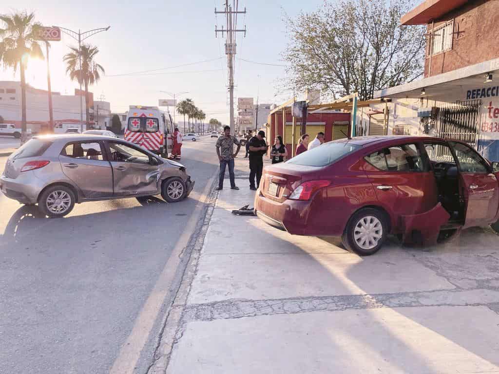 Lesiona a menores en fuerte choque