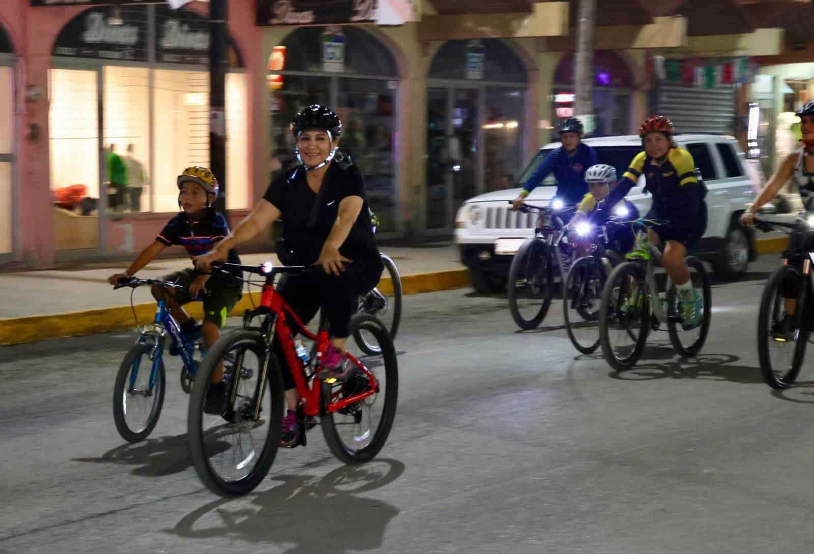 Paseo nocturno en bicicleta en Sabinas