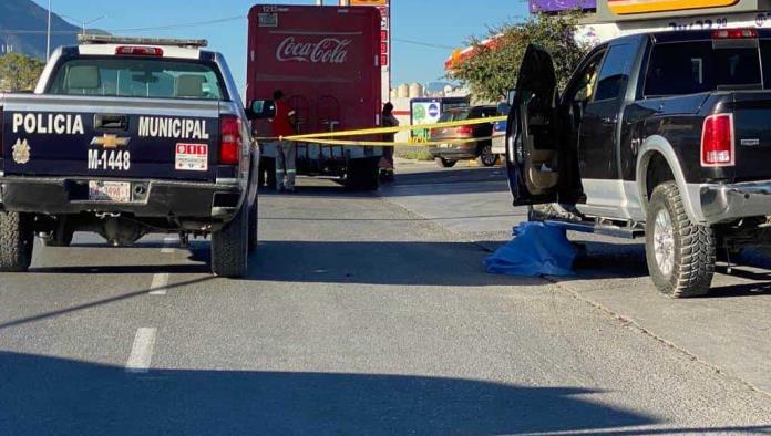 ¡Llanta le aplasta el cuello! Pierde la vida por no reparar su camioneta