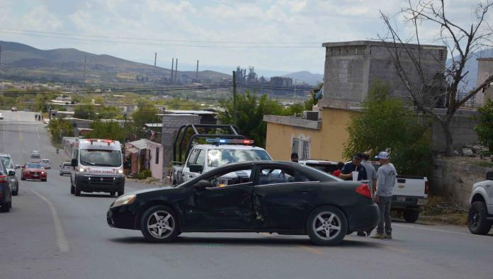 ‘Arremanga’ auto por no hacer alto