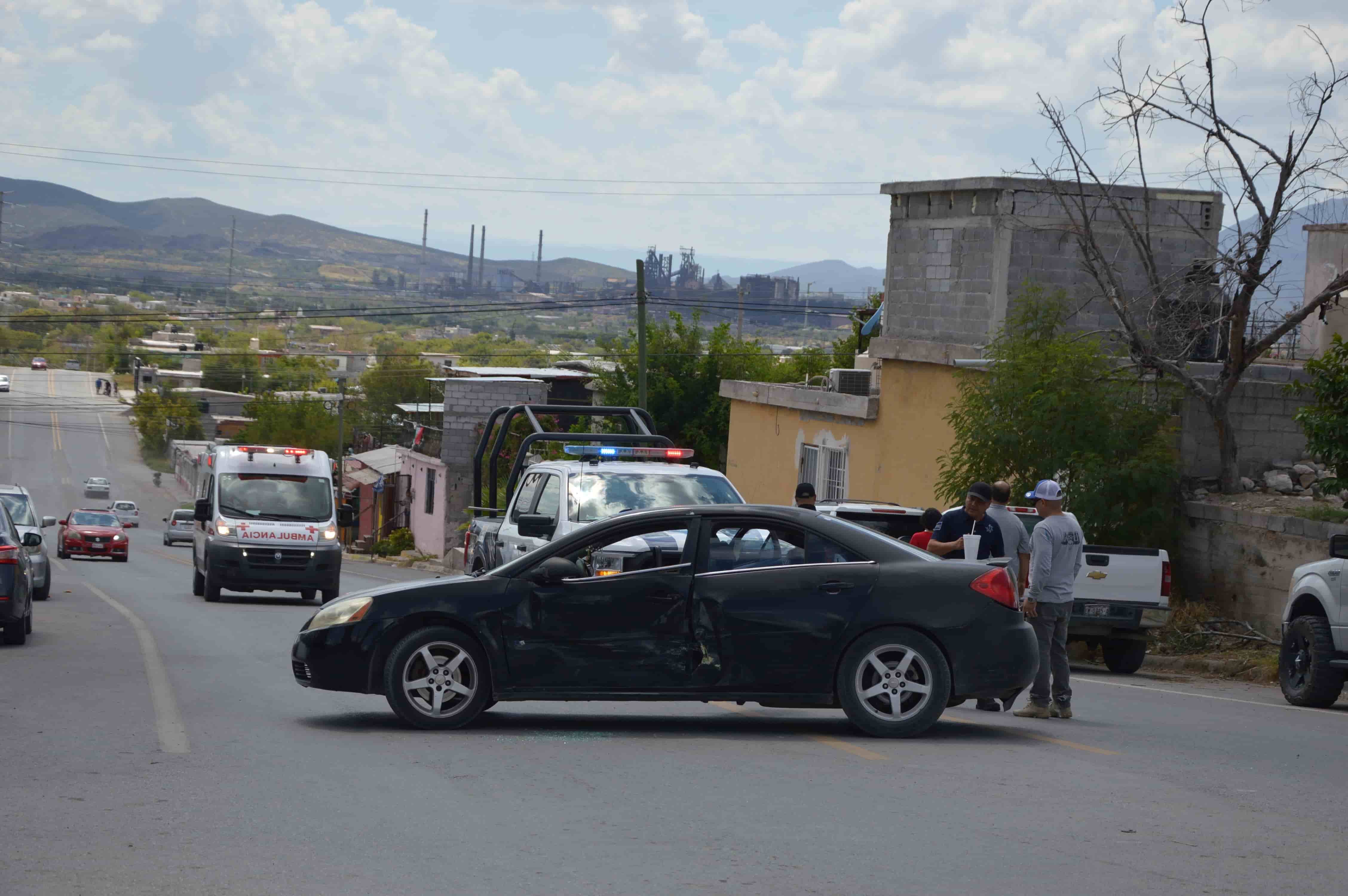 ‘Arremanga’ auto por no hacer alto