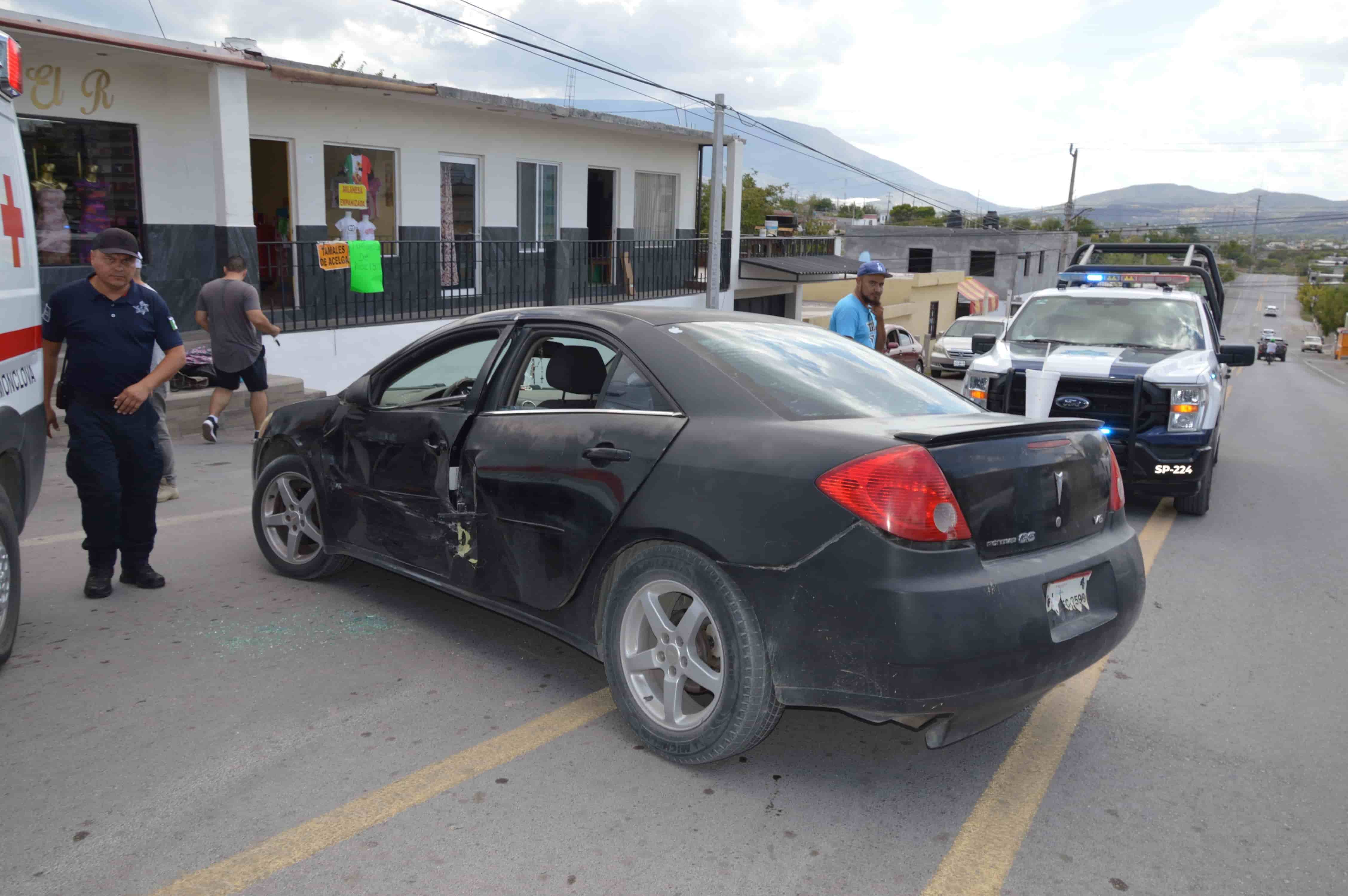 ‘Arremanga’ auto por no hacer alto