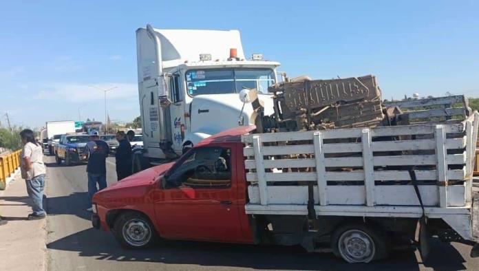 Impacta y arrastra a camioneta cargada