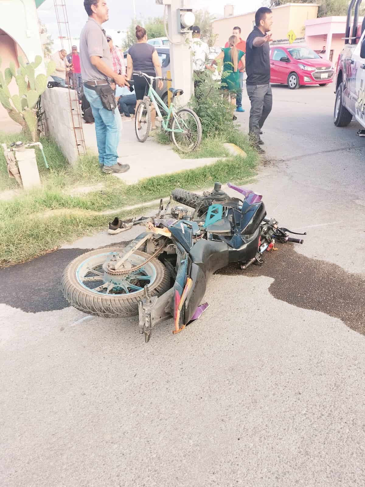 ‘Niño’ al volante deja grave a motociclistas