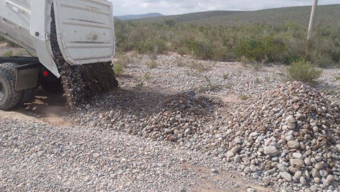 Desazolvan y limpian caminos rurales