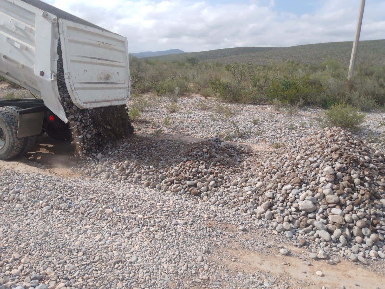 Desazolvan y limpian caminos rurales