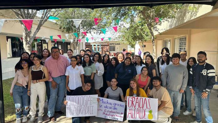 Apoya Piña a los alumnos de UAC