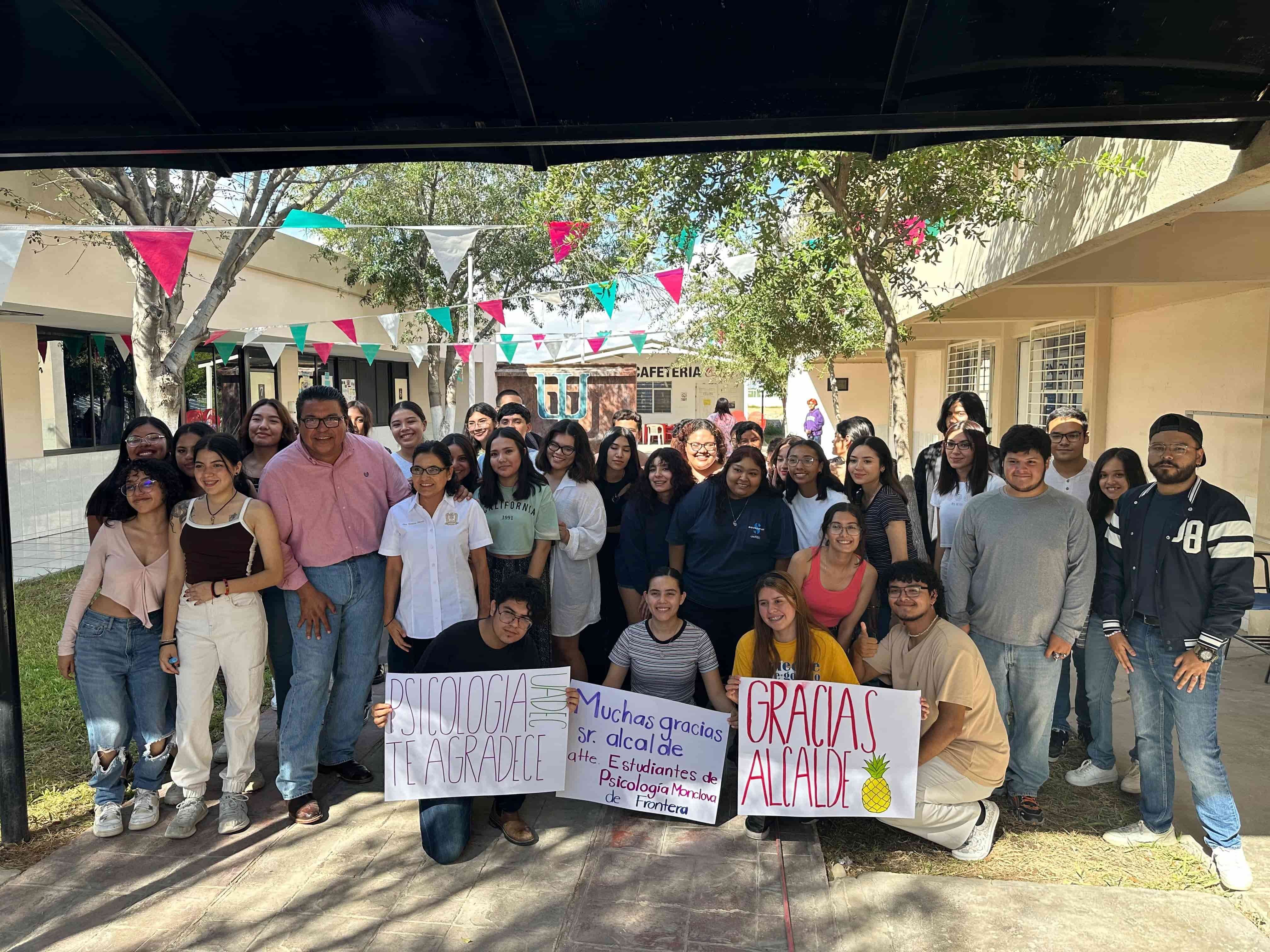 Apoya Piña a los alumnos de UAC