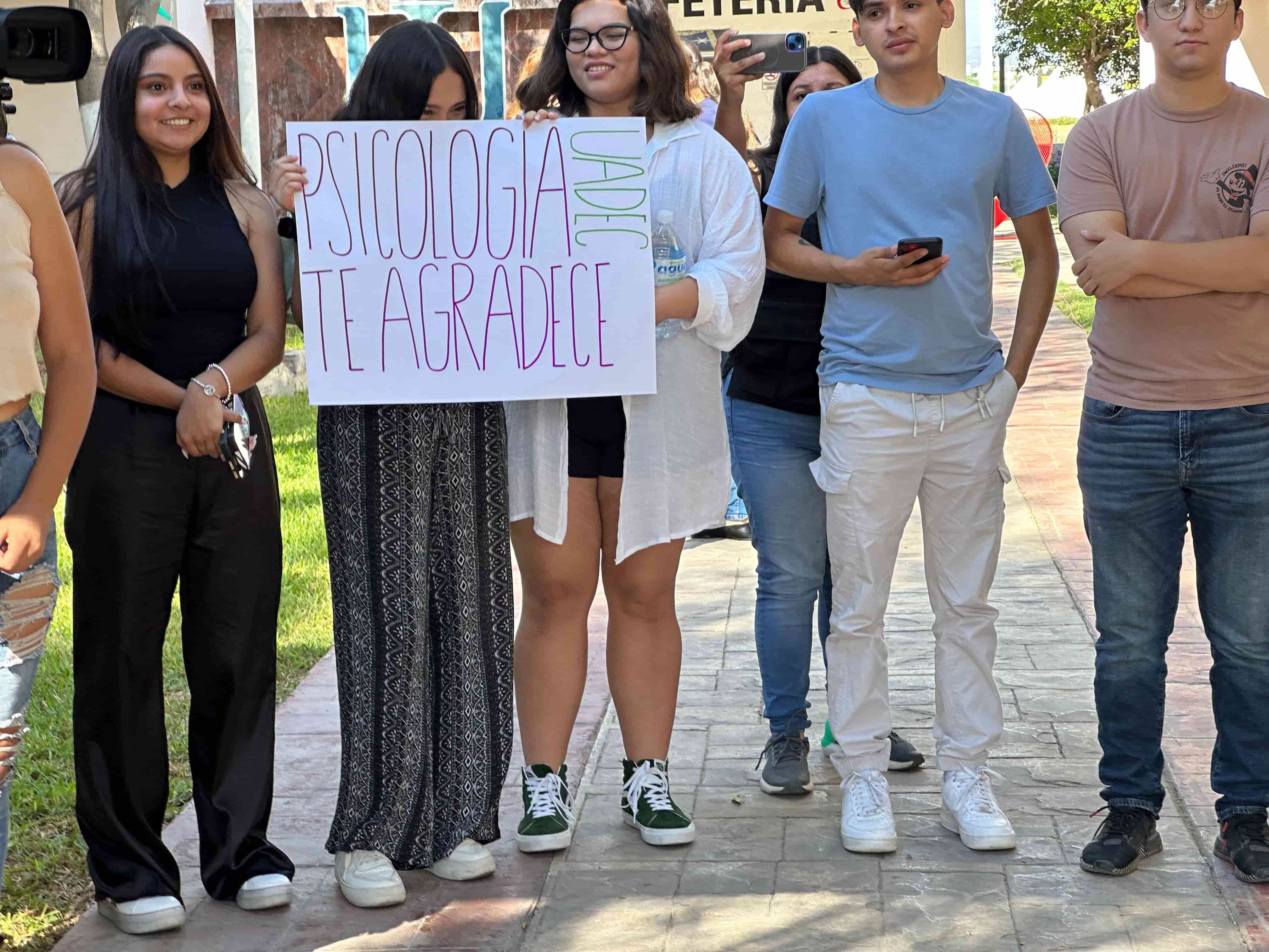 Apoya Piña a los alumnos de UAC