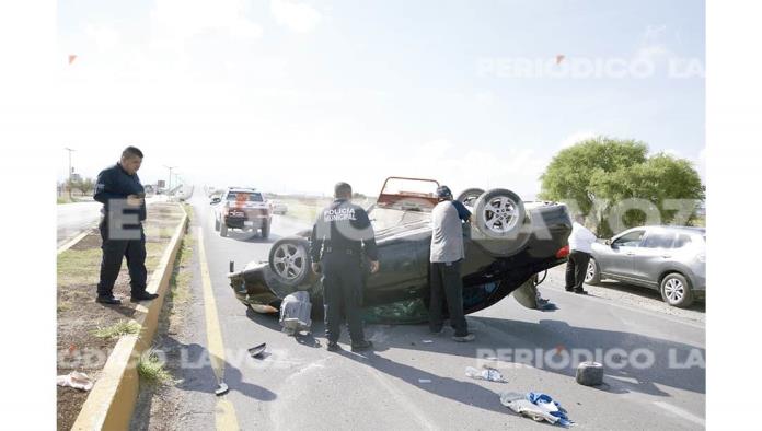 Vuelca estilista en la carretera 30