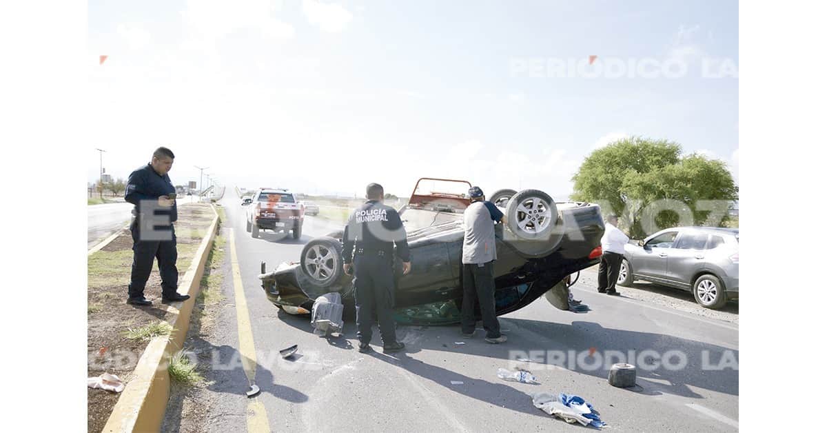 Vuelca estilista en la carretera 30