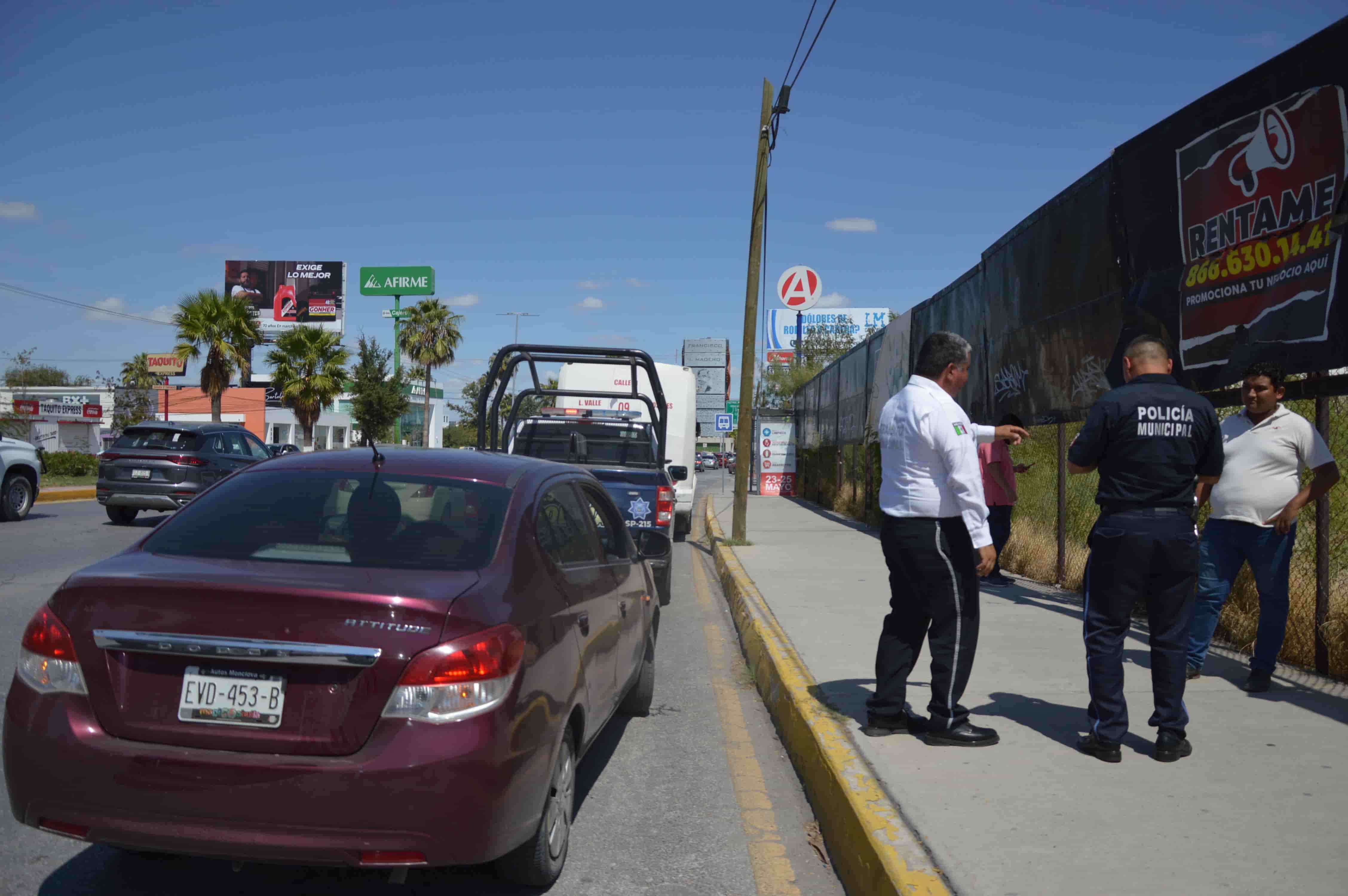 Le da ‘besito’ a auto y huye