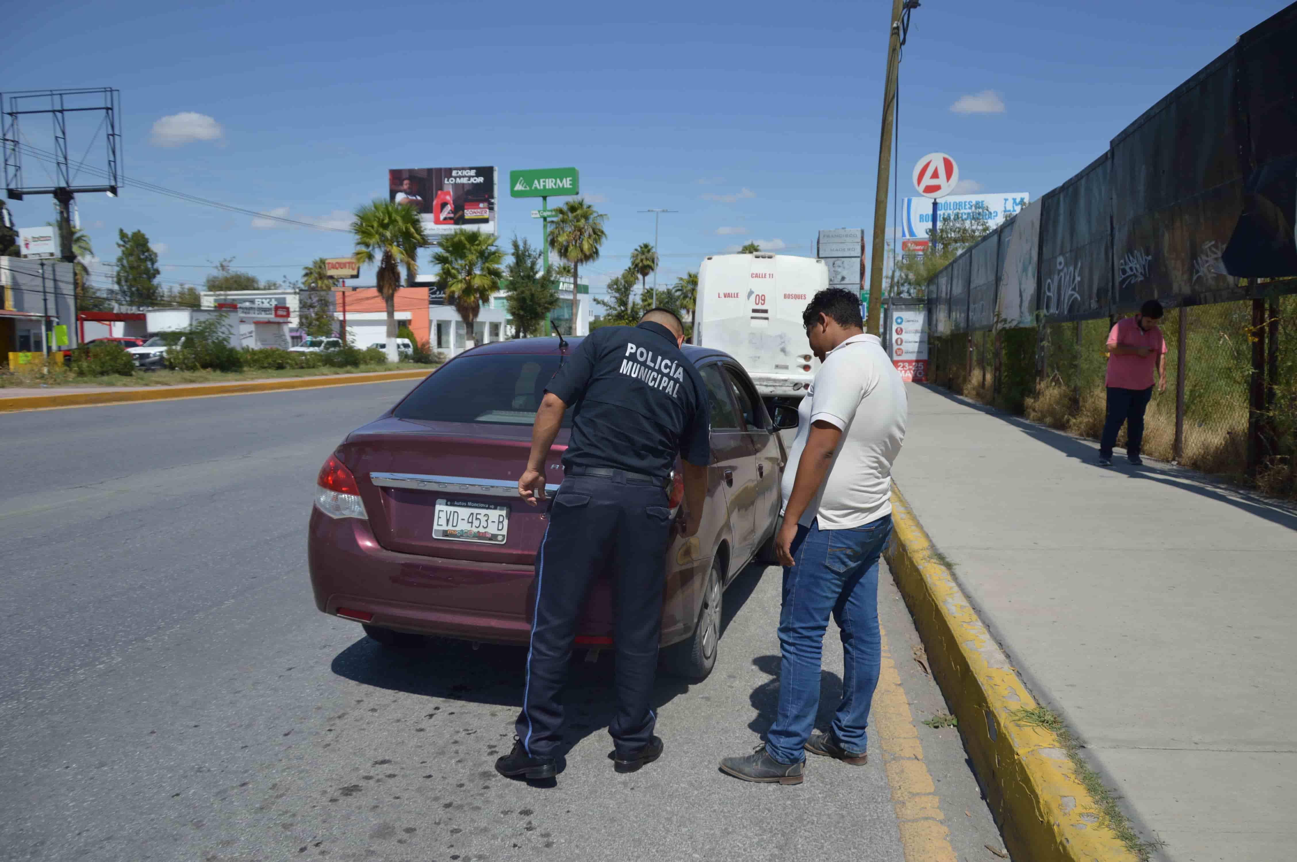 Le da ‘besito’ a auto y huye