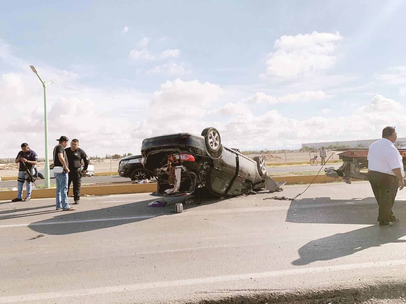 Vuelca estilista en la carretera 30