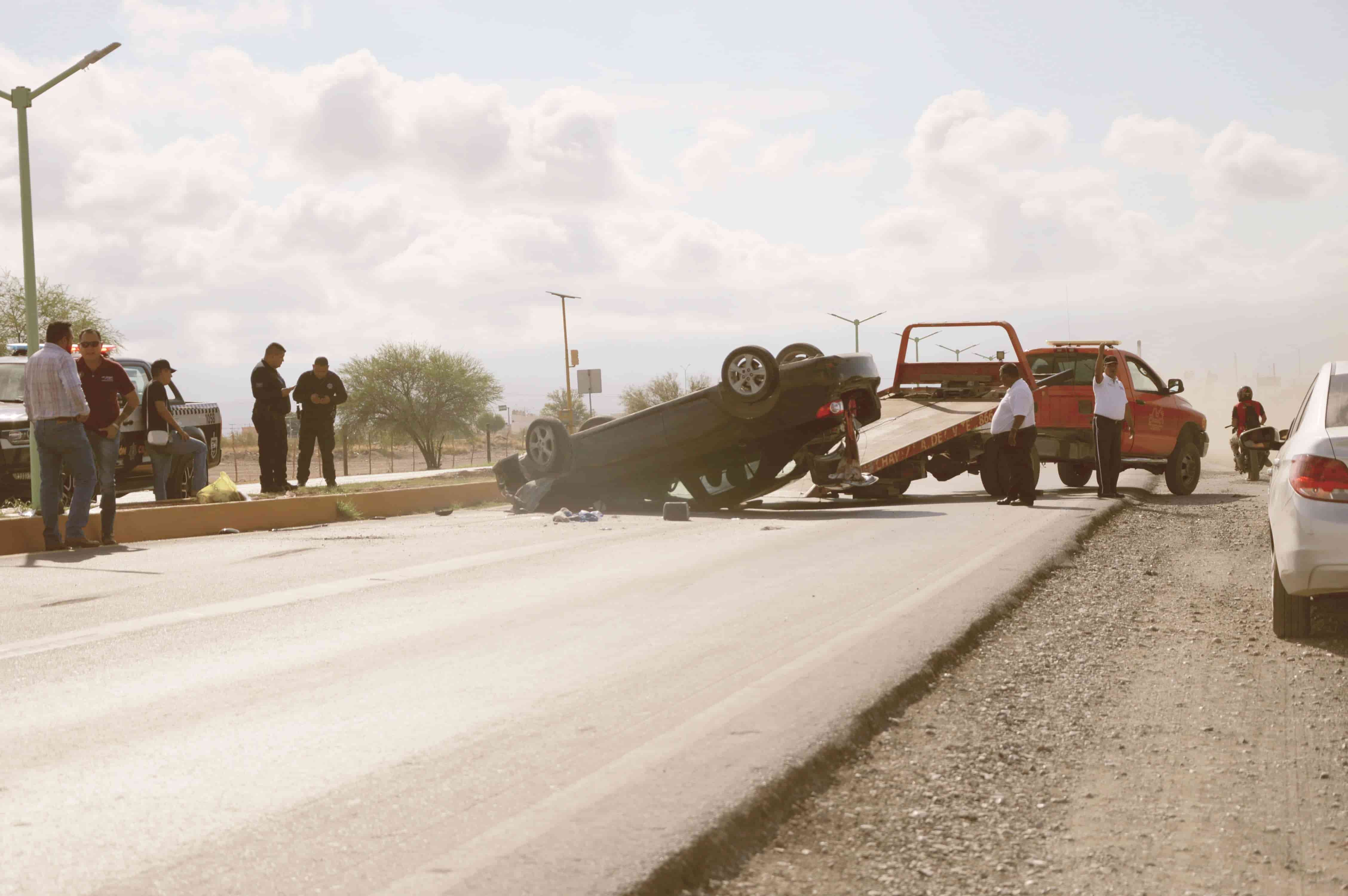 Vuelca estilista en la carretera 30