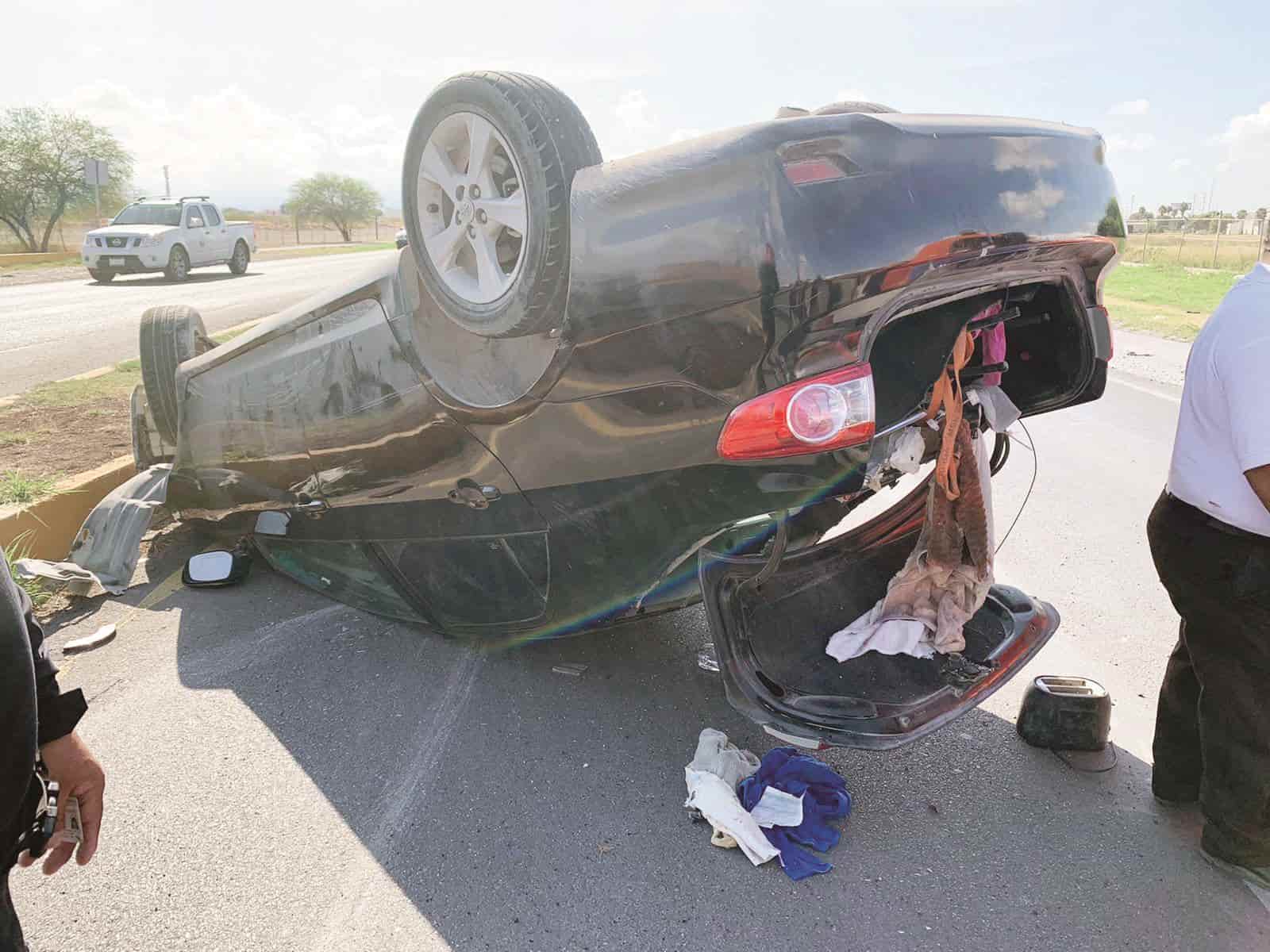 Vuelca estilista en la carretera 30