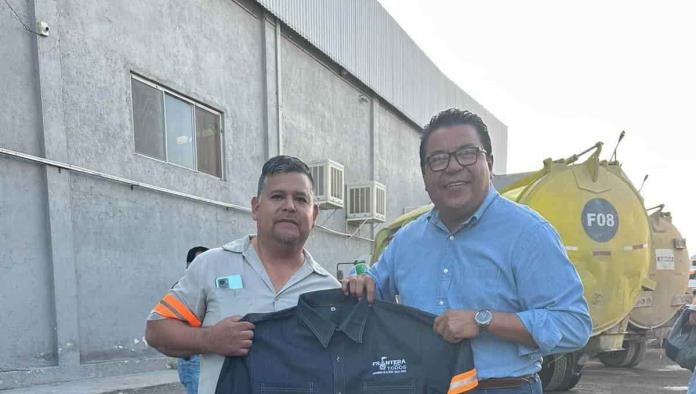 Entrega Piña equipo a trabajadores municipales