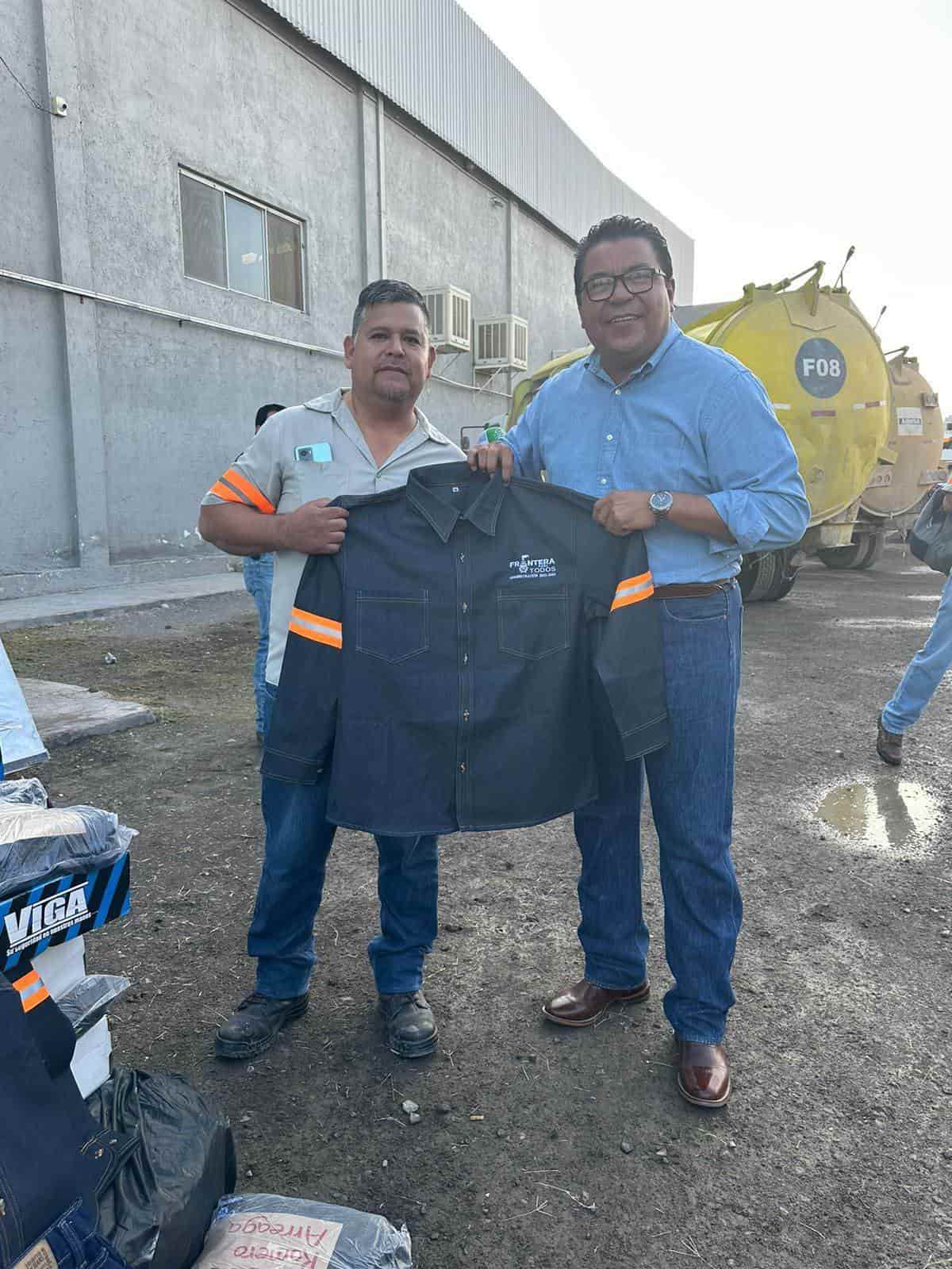 Entrega Piña equipo a trabajadores municipales