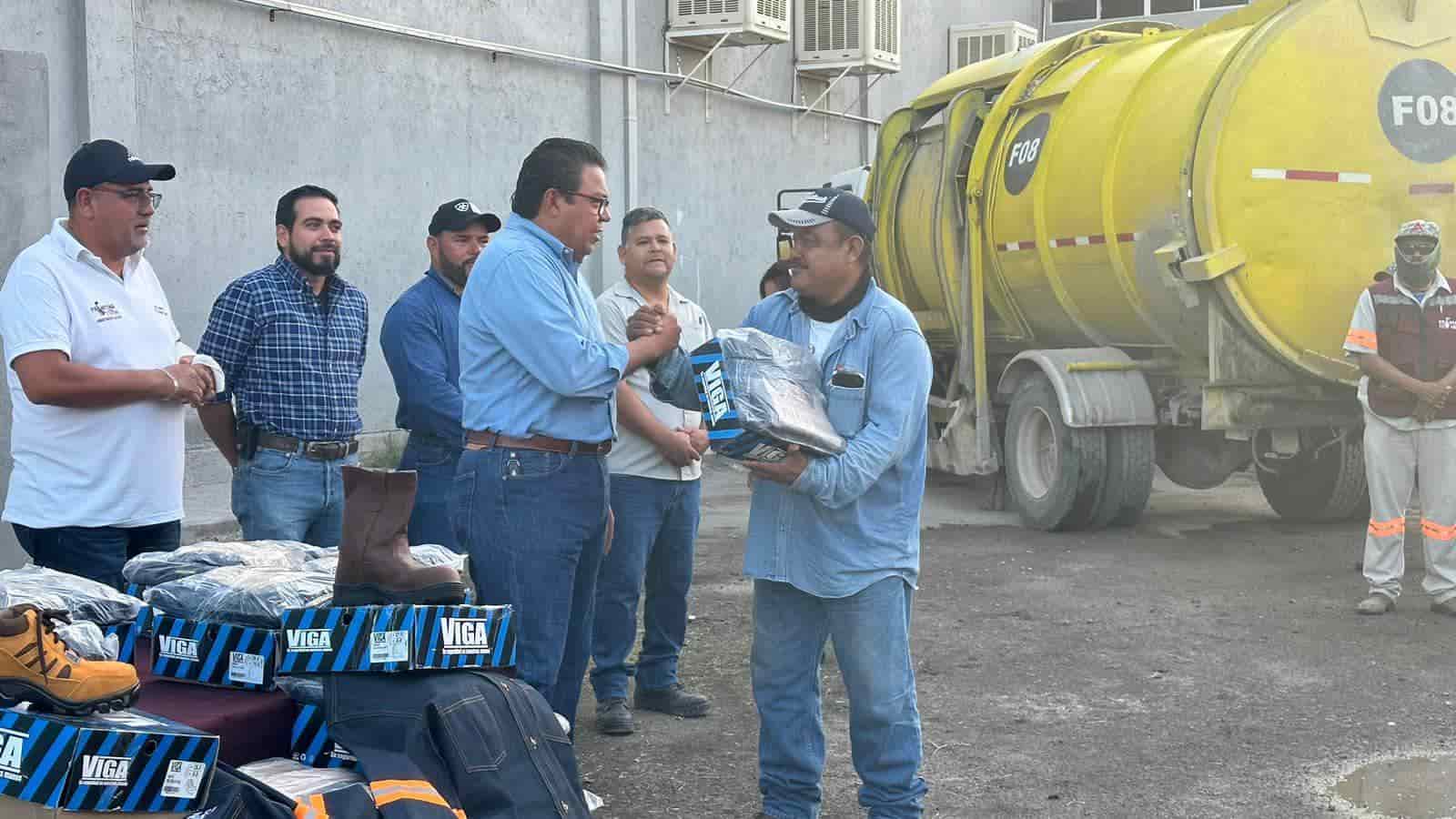 Entrega Piña equipo a trabajadores municipales