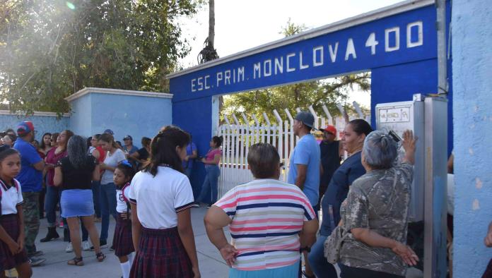 Amagan padres con cerrar escuela