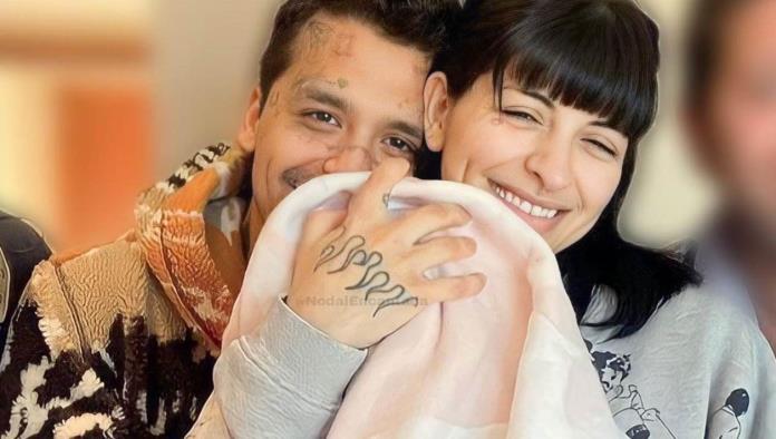 Christian Nodal y Cazzu aparecen por primera vez con su hija