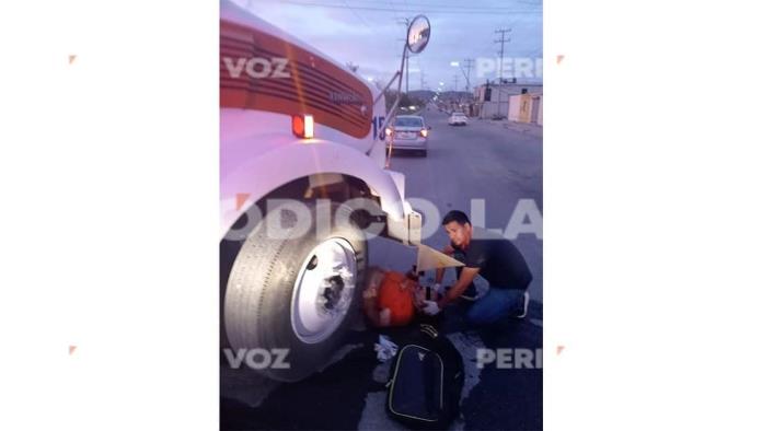 Grave motociclista; lo embistió tráiler