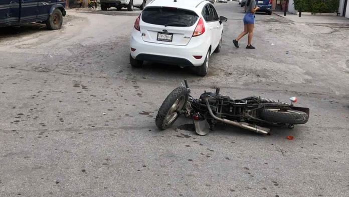 Tumba mujer a motociclista