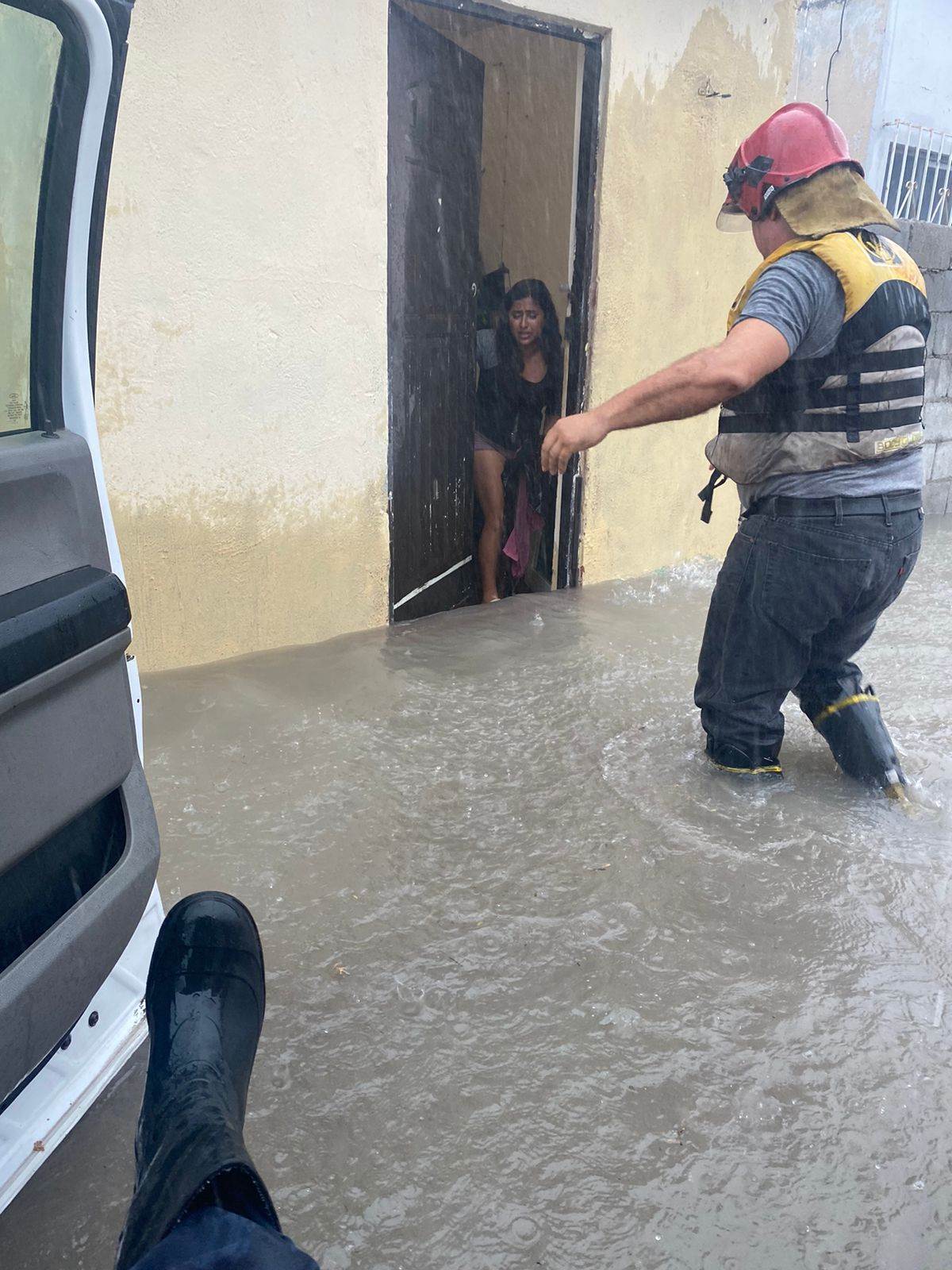 Provoca fuerte lluvia caos e inundaciones