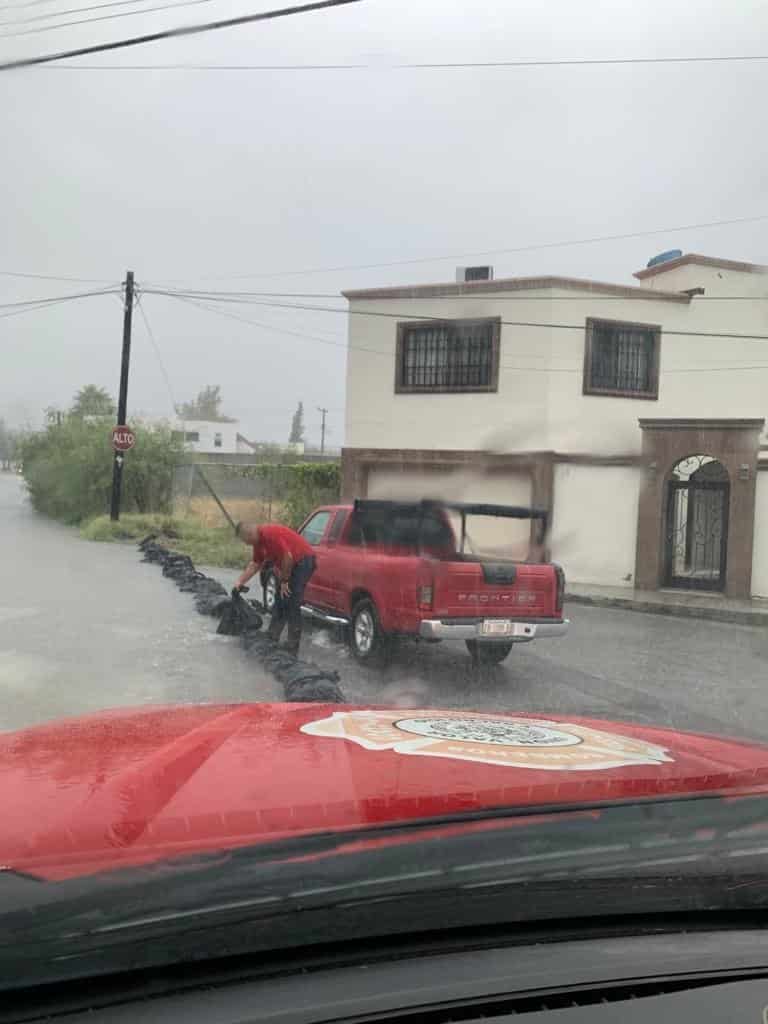 Provoca fuerte lluvia caos e inundaciones