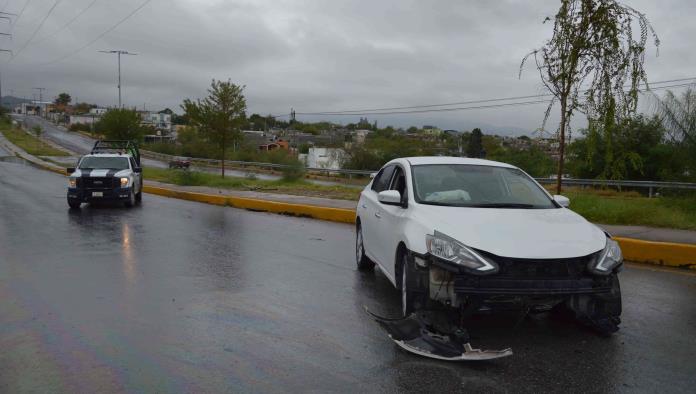 Le truena llanta y rebota en camellón