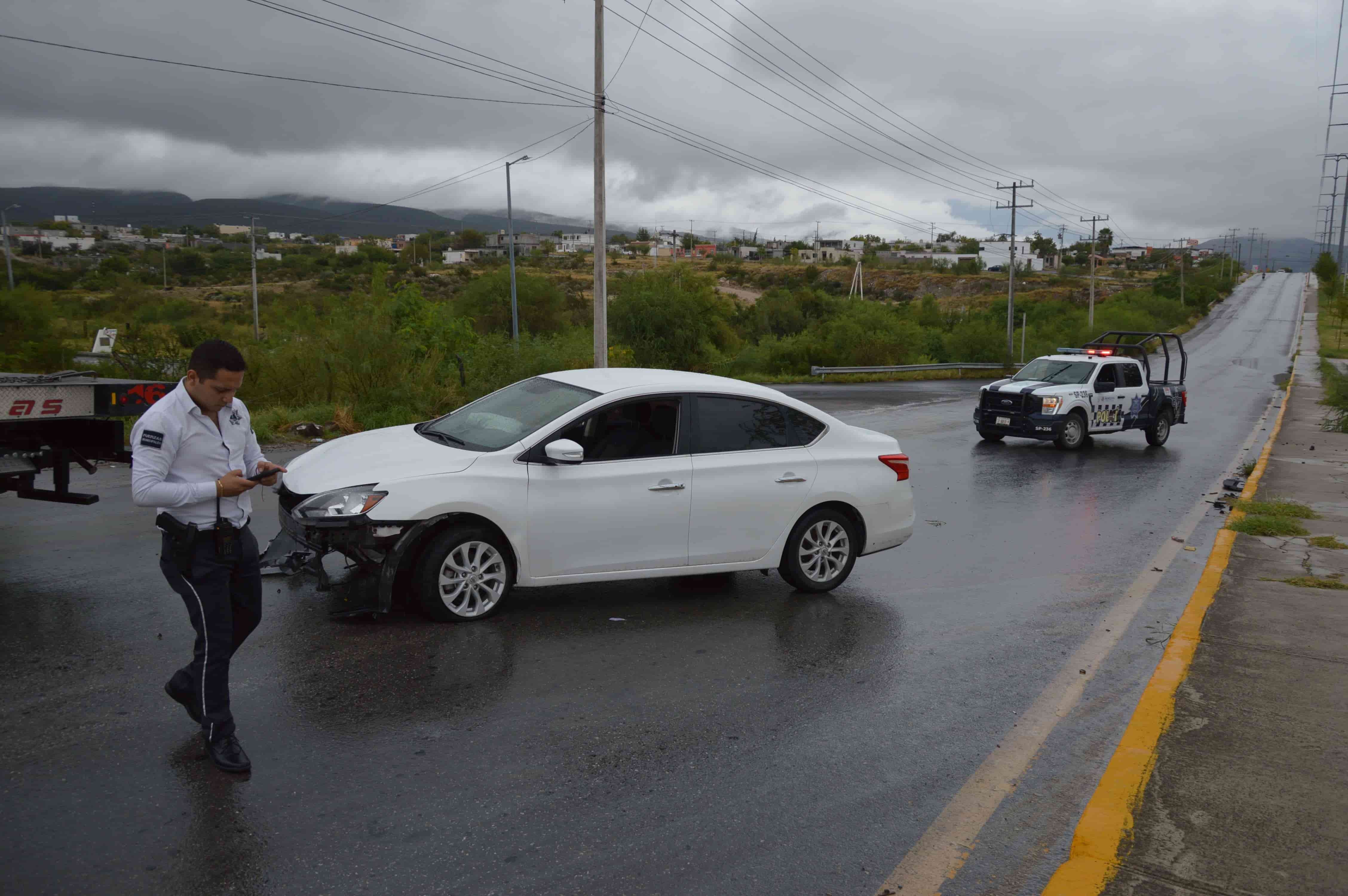 Le truena llanta y rebota en camellón