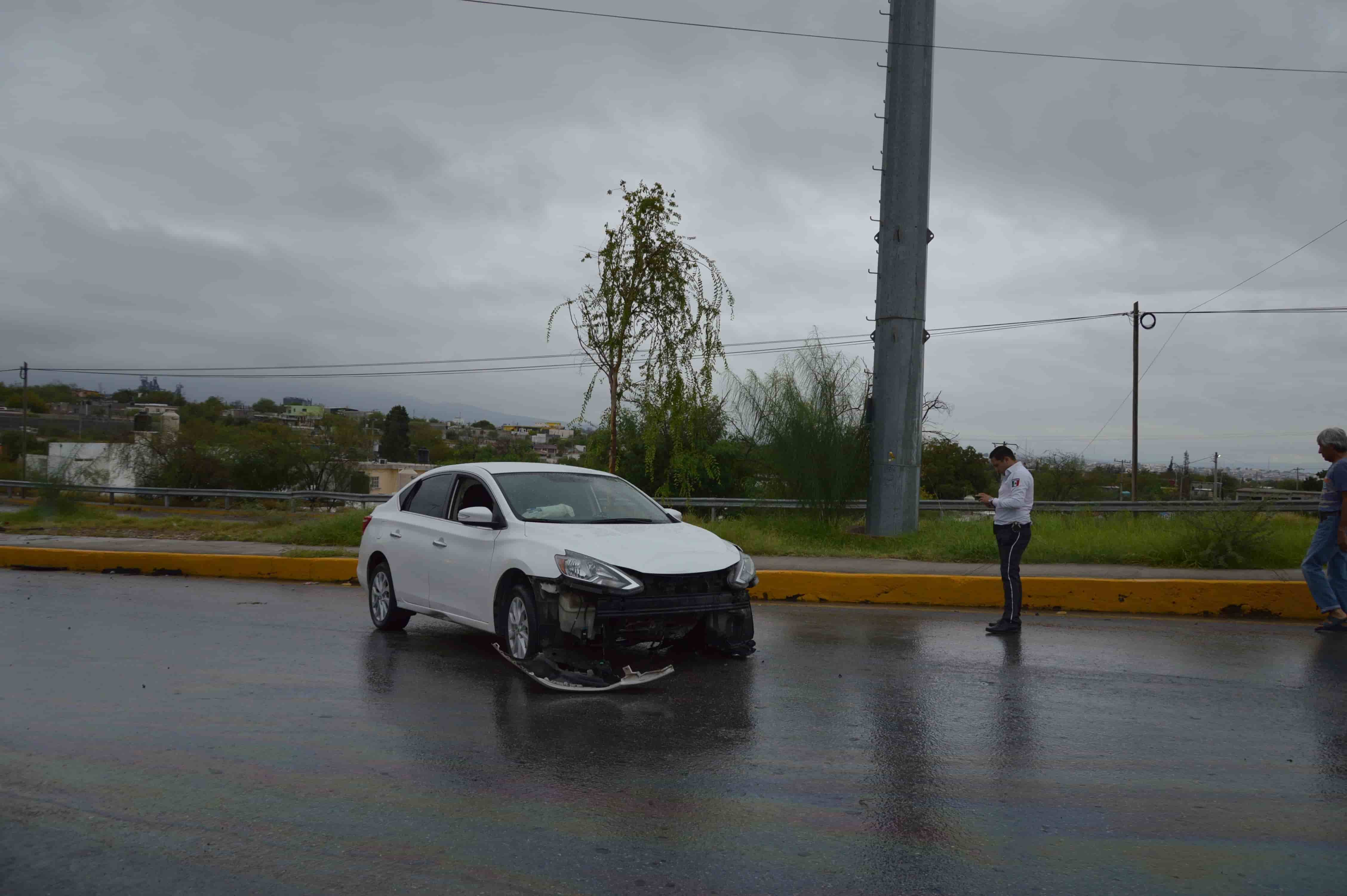 Le truena llanta y rebota en camellón