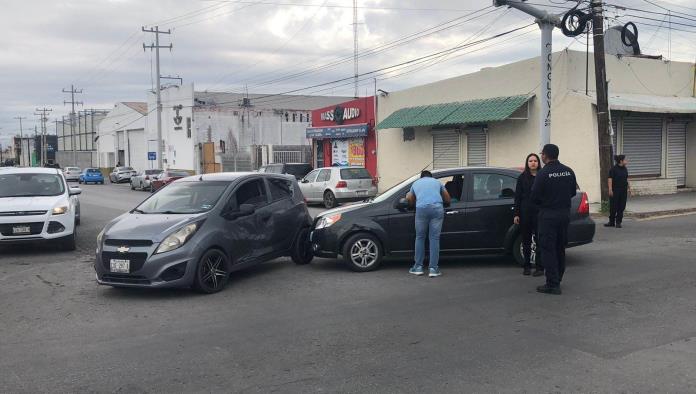 Se le ‘mete’ a Aveo y causa accidente