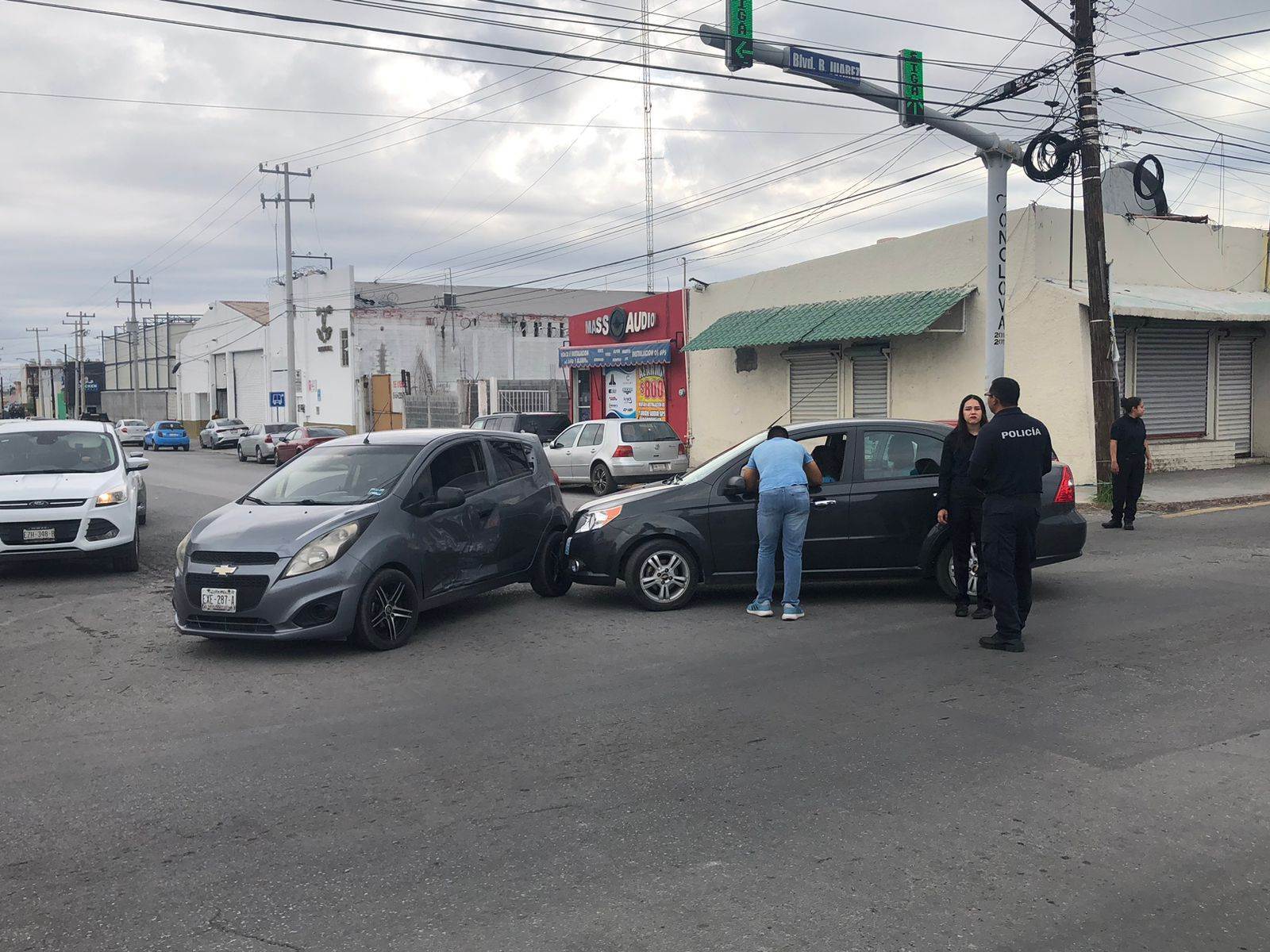 Se le ‘mete’ a Aveo y causa accidente