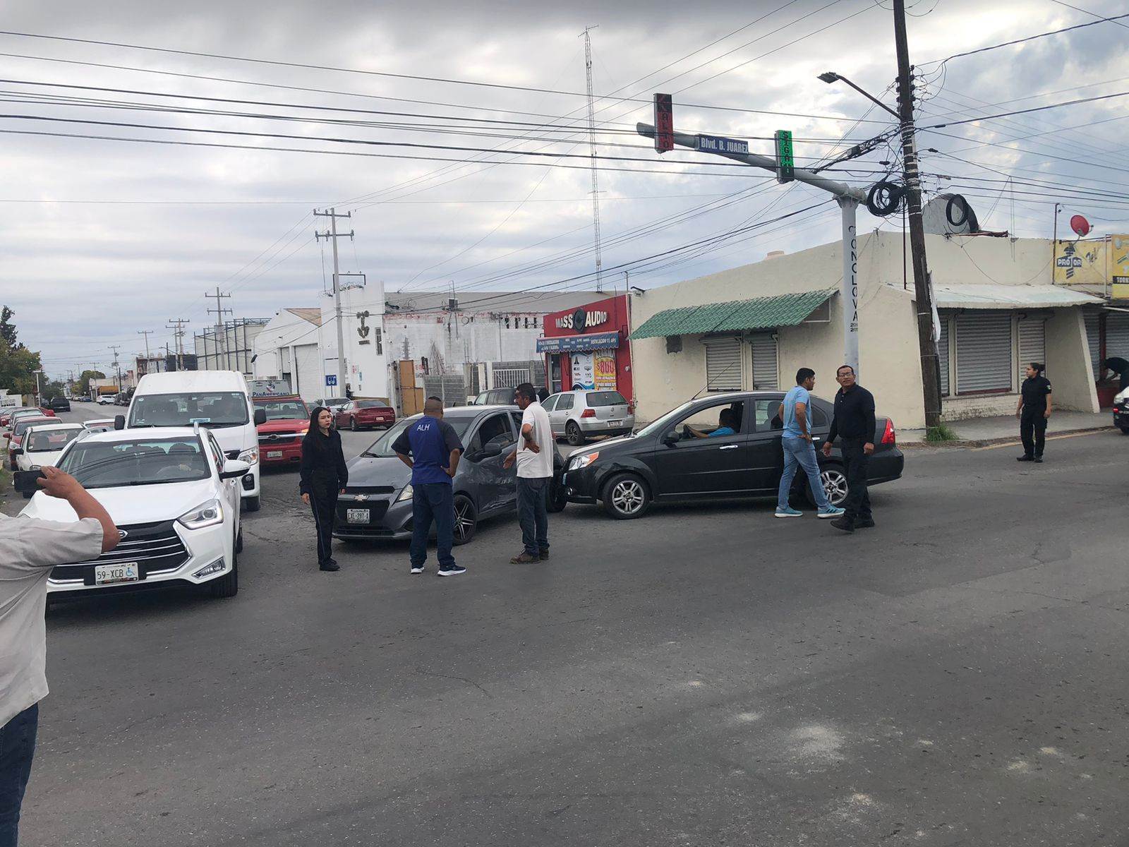 Se le ‘mete’ a Aveo y causa accidente