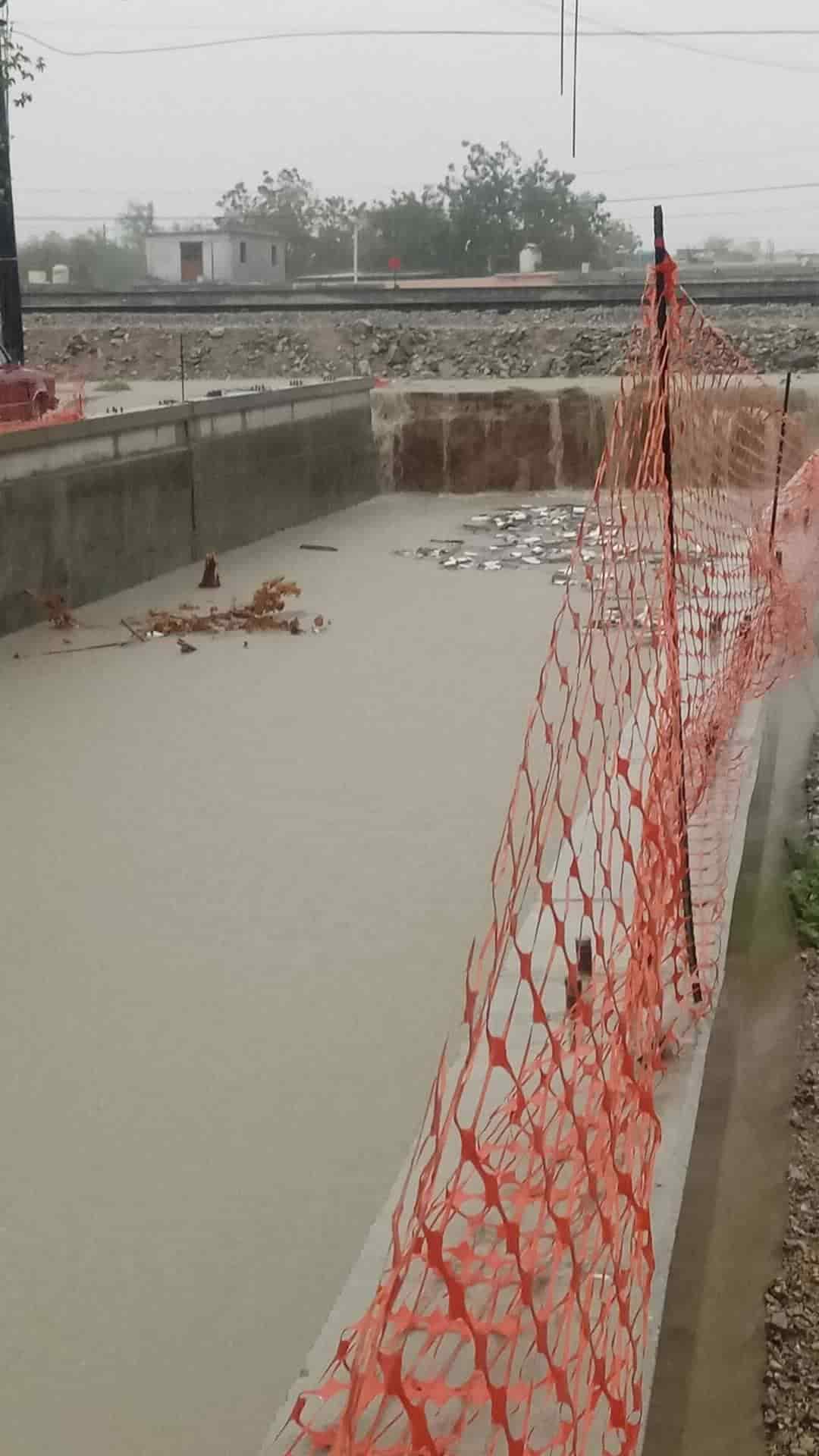 Una gran cantidad de vehículos varados en algunos vados del municipio de Frontera